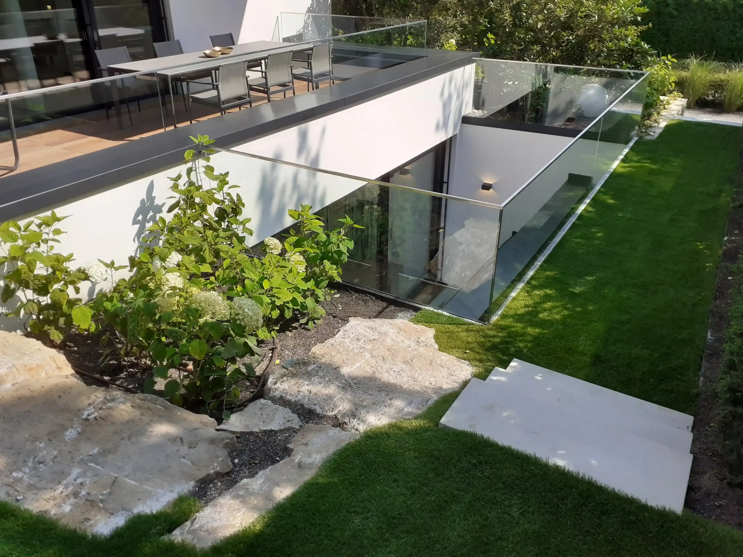 Grüne Stadtoasen mit Kunstrasen auf dem Balkon verlegen