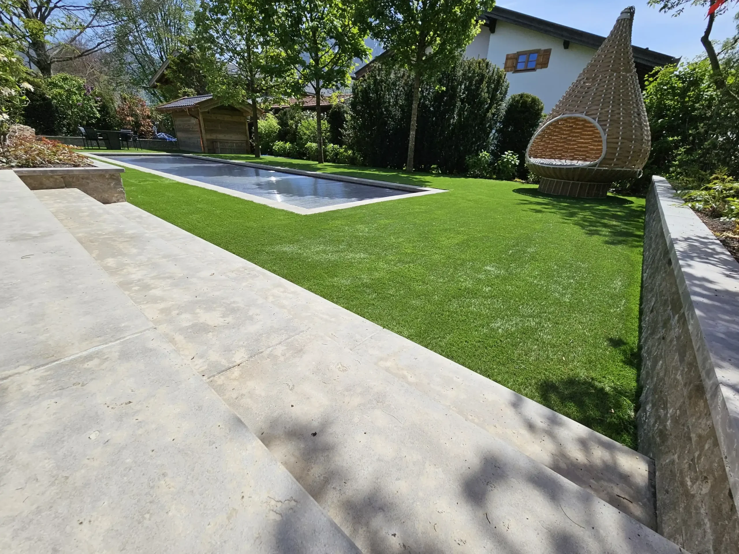 Luxuriöse Gartengestaltung mit Kunstrasen verlegen