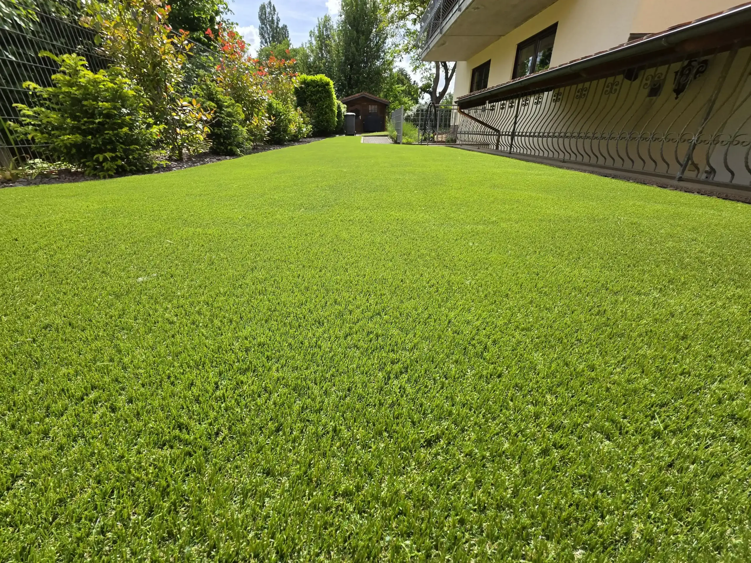 Exklusive Terrasse mit Kunstrasen und modernen Möbeln, verlegt von mykunstrasen.de